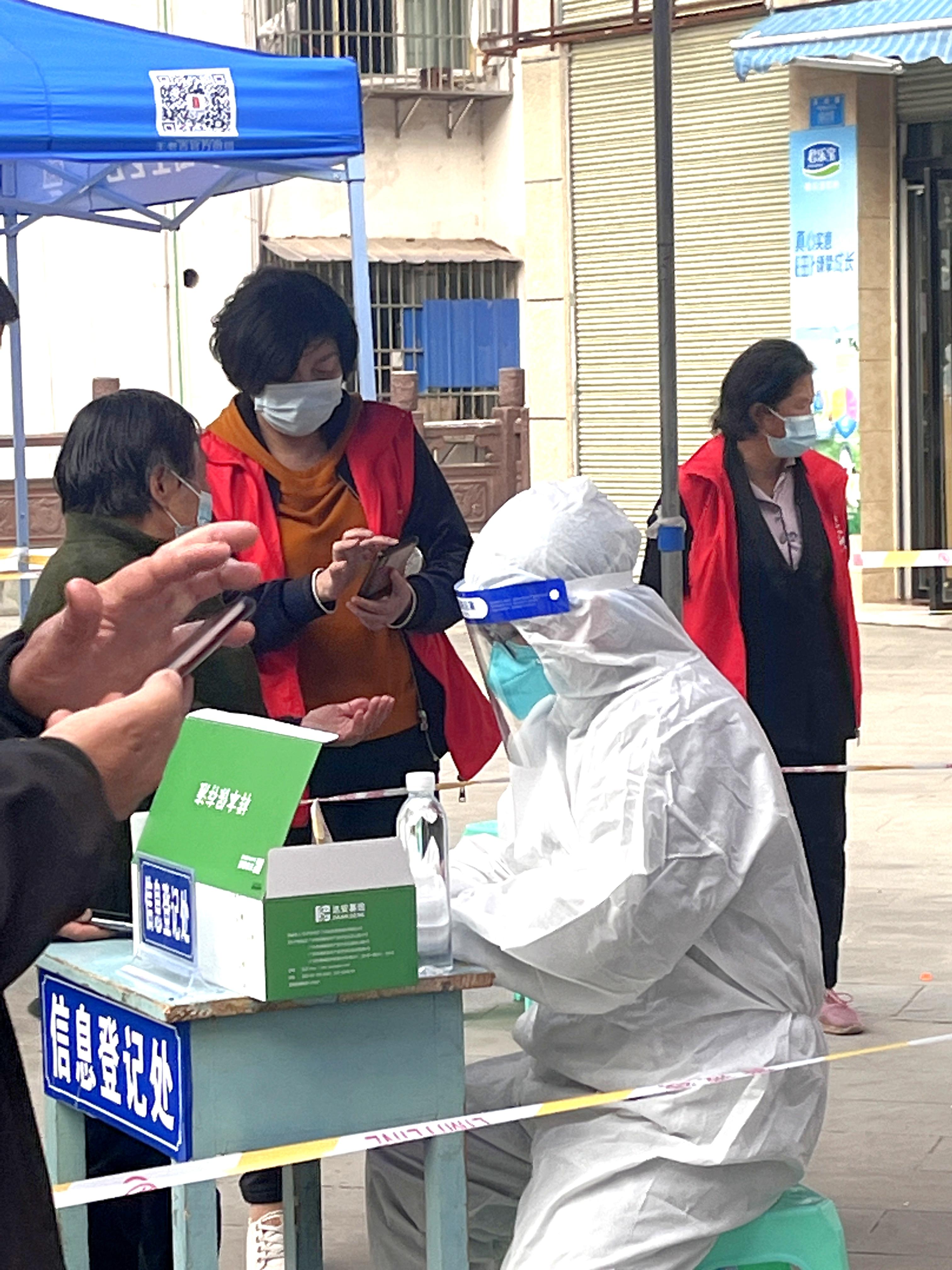 县民政局志愿者帮助老人提交个人信息